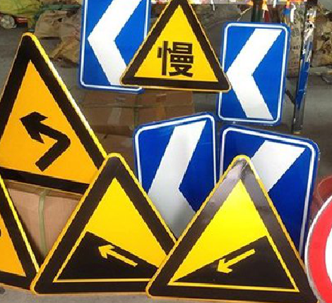 那坡标识标牌中颜色的确定是很重要的。